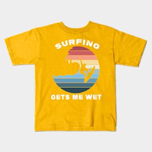 Surfing gets me wet Kids T-Shirt